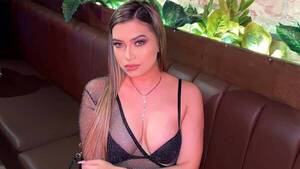 Trozaron a esta cuerona por vender contenido osado teniendo hijos. ¡Ella respondió!