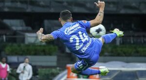 Versus / Juan Escobar, metido en "polémica" con el DT del Cruz Azul