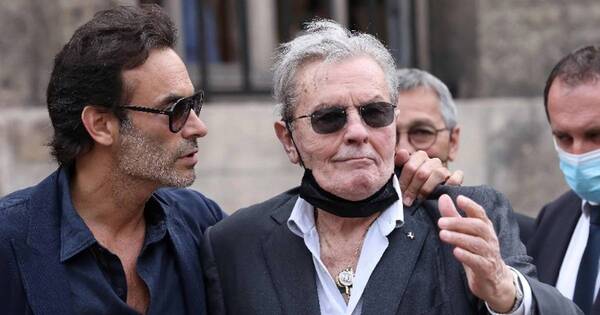 Diario HOY | El hijo menor de Alain Delon se querella contra su hermana Anouchka