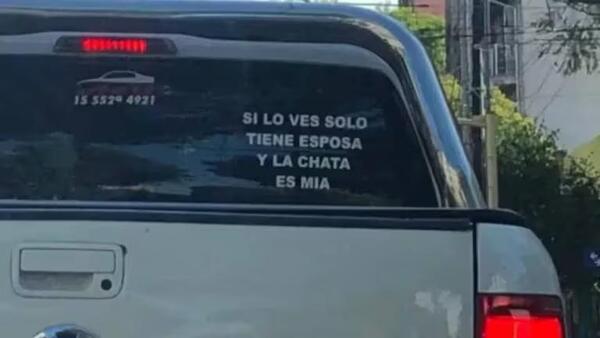Vehículo lleva texto anti-infidelidad que llama la atención de internautas