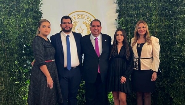 Esposa de senador enfrenta escrache por nepotismo