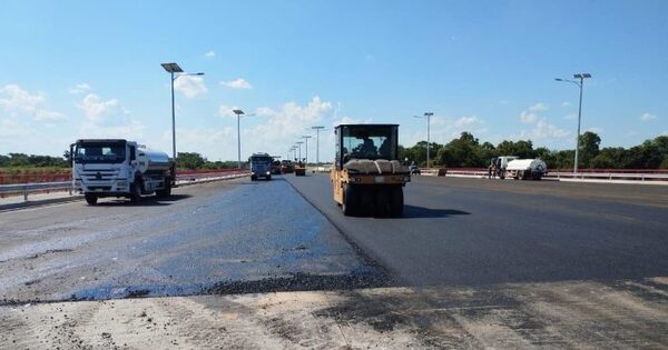 Se intensifican las labores de asfaltado en el puente Héroes del Chaco - El Independiente