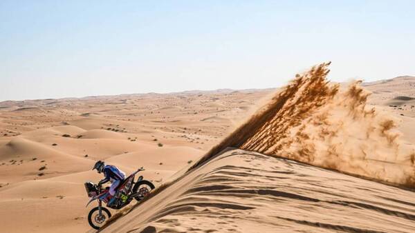 Emergen en el desierto antes de la etapa reina del Dakar