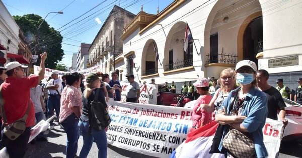 La Nación / Jubilados y activos anuncian nueva movilización frente a la Caja Municipal