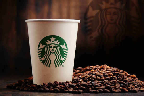 Demandan a Starbucks por utilizar caf茅 de plantaciones donde se atenta contra los derechos humanos - Revista PLUS