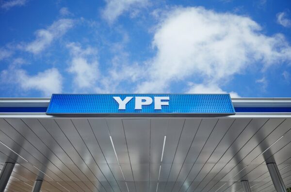 Moody's confirma riesgo crediticio de YPF pese a ratificaci贸n de Gobierno argentino - Revista PLUS