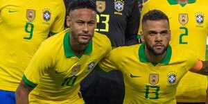 Versus / Neymar bondadoso: prestó un dineral a su amigo Dani Alves para ayudar a reducir su sentencia