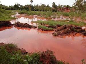Pileta de procesamiento de oro se desbordó y contaminó arroyo en Paso Yobái, denuncian - Nacionales - ABC Color