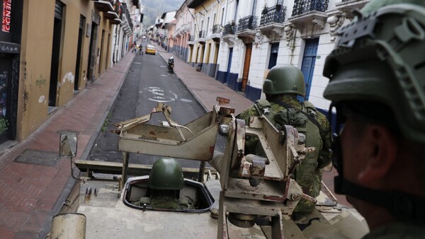 Silencio y miedo se instalan en las calles de un Ecuador bajo el fuego narco