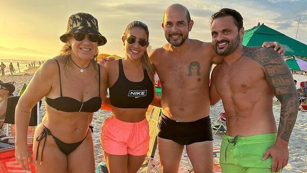 Norma y Anahí se reencontraron en la playa acompañadas de sus chulis