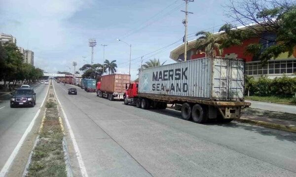 ¡Ma’ena! Camionero muere mientras esperaba en la fila: Se cree que fue por el calorazo