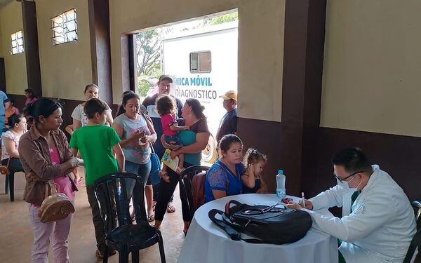 Asisten a niños y adultos con móvil de diagnóstico