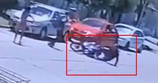 Diario HOY | VIDEO| Motochorro perdió la pierna ortopédica en pleno robo y termina linchado