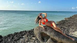 ¡Mamau! Presentadora de noticias peló cuero en Aruba