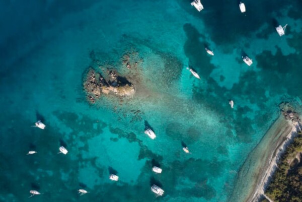 La isla de Epstein. paraíso turquesa par unos , infierno para otros.