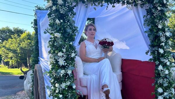 Llegó a su boda en carreta tirada por bueyes