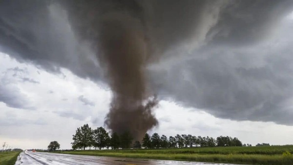 METEOROLOGO AFIRMA PROBABILIDAD DE TORNADO - La Voz del Norte