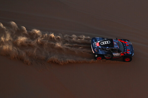 Versus / Carlos Sainz, líder virtual del Dakar a mitad de la etapa maratón