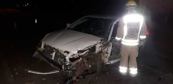 Violento choque entre tractocamion y automóvil deja cuantiosos daños