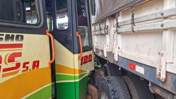 Cubierta de bus chatarra revienta y causa dos accidentes en Presidente Franco