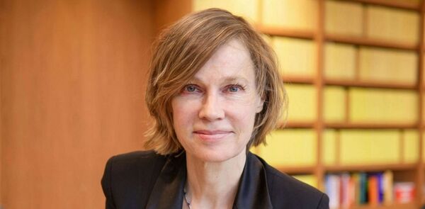 Juliane Kokott, abogada general del Tribunal de Justicia de la UE pide confirmar una sanci贸n impuesta a Google por US$ 2.424 millones - Revista PLUS