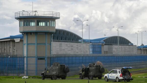 Aumentan a 178 los funcionarios carcelarios retenidos por presos en Ecuador