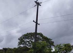Quiso reponer la energía eléctrica al vecindario y murió electrocutado