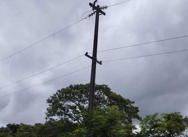 Quiso reponer la energía eléctrica al vecindario y murió electrocutado