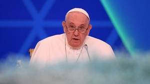 Por "un poco de bronquitis", Francisco evita leer un discurso en el Vaticano - .::Agencia IP::.