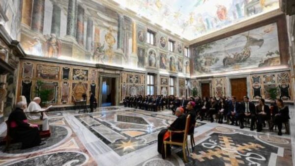 El Papa: “La creatividad nos invita a escapar de la adicción a lo virtual” - Portal Digital Cáritas Universidad Católica