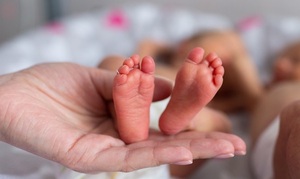 Madre deja a su bebé con trabajadora y no regresa