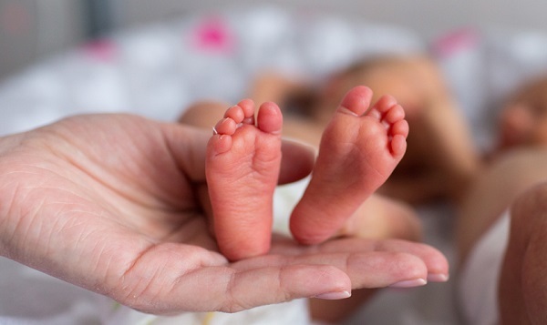 Madre deja a su bebé con trabajadora y no regresa