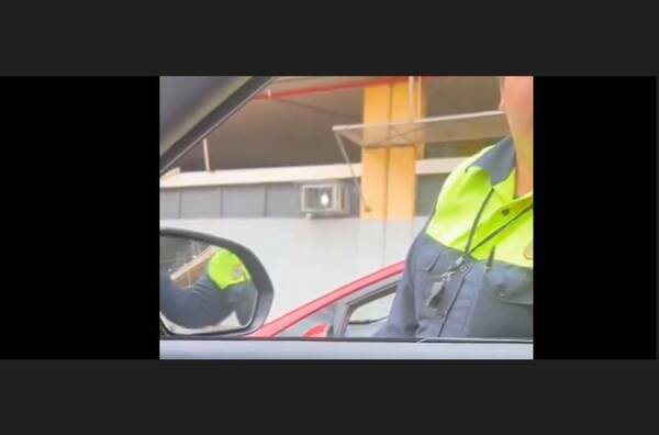 [VIDEO] Una PMT a conductor de plataformas: “sos un burro”