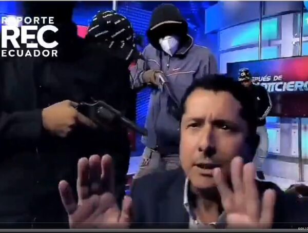 Periodista ecuatoriano de TC Televisión relata el ataque armado que sufrió en vivo · Radio Monumental 1080 AM