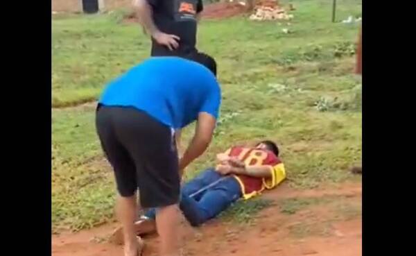 [VIDEO] Vecinos de Luque atraparon a presunto motochorro y lo filmaron