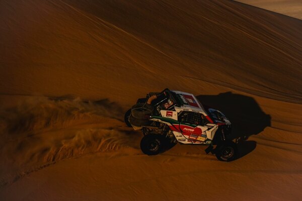 Versus / ¡Garra Guaraní! Santos se anota su mejor etapa en la Empty Quarter del Dakar