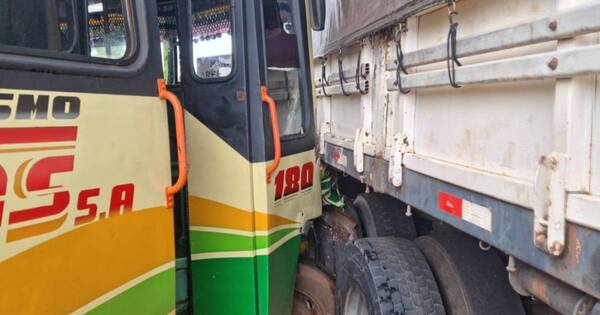 Diario HOY | Bus chatarra ocasiona múltiple choque tras reventón de neumático