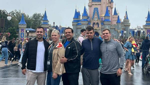 [GALERÍA] Rubén Darío llevó a sus "nenes grandes" a Disney