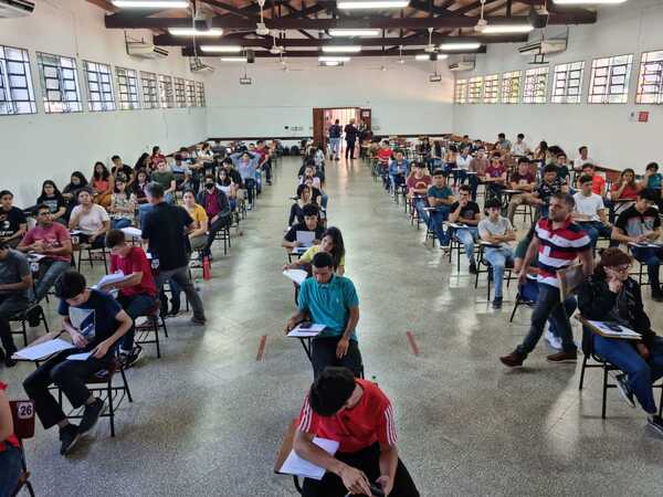 Se inició proceso de revisión documental de postulantes a las becas que ofrece el Gobierno - La Clave