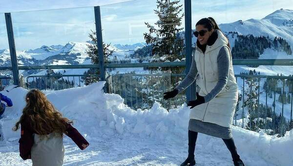 Conductora del Trece se pasea por los Alpes austriacos con su familia