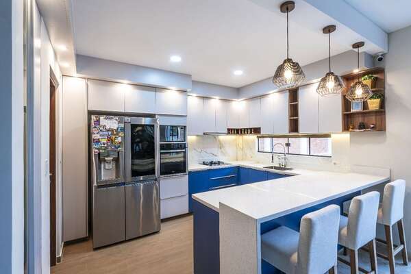 Cocinas con luz propia, la magia del diseño de interiores
