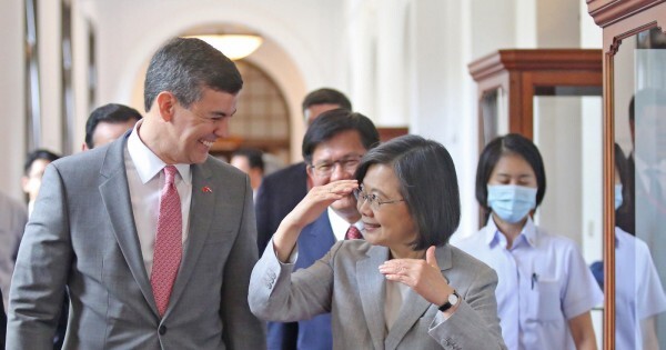 Peña se reúne con el canciller de Taiwán el día de las elecciones y en medio de las tensiones con China