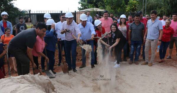 La Nación / Alto Paraná: titular del Muvh visitó comunidades con 369 casas en obras
