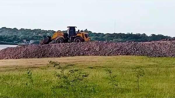 Pese a resolución sigue construcción de segundo muro sobre río Paraguay - Política - ABC Color