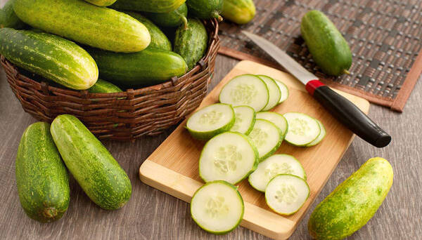 Un bebé falleció, su madre y hermana están graves luego de comer pepino