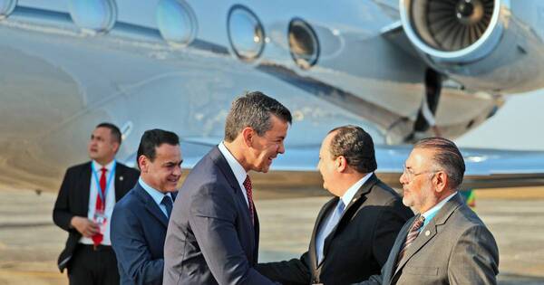 La Nación / Santiago Peña ya se encuentra en Guatemala para asunción de Bernardo Arévalo de León
