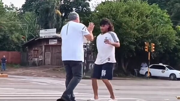 Video: Conductor de camioneta y limpiavidrios a los golpes en Encarnación