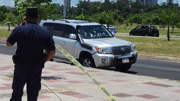 Rocían a balazos una lujosa camioneta en la Costanera de Asunción