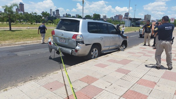 Atacan a balazos una camioneta en la costanera de Asunción - La Tribuna