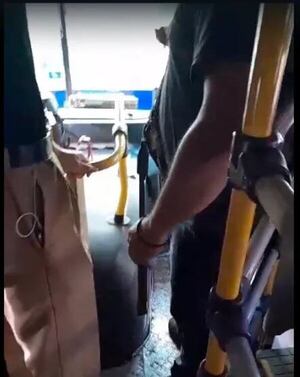 Nerviosismo en la calle: chofer de colectivo y conductor de vehículo chocan y pelean en Ñemby - Policiales - ABC Color